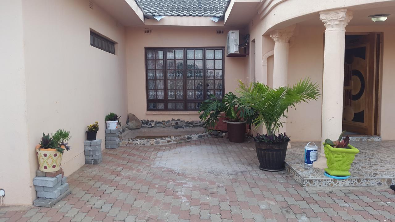 Tintech Bed & Breakfast Hotell Francistown Exteriör bild